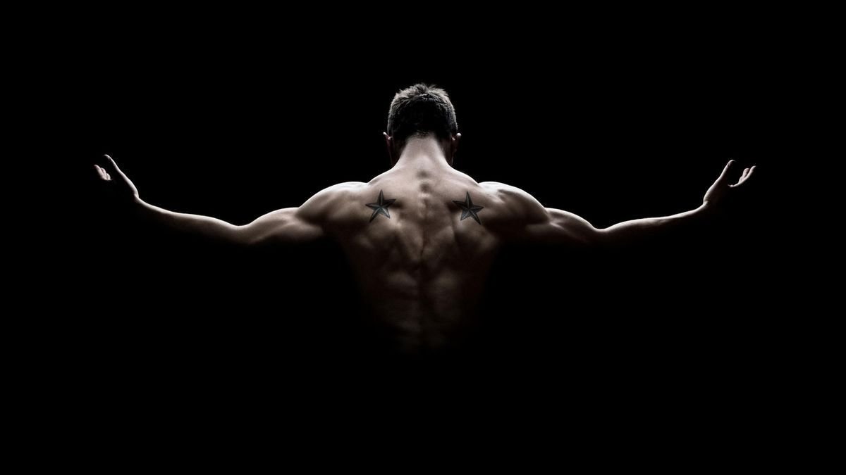 Back strength physique in dramatic lighting
